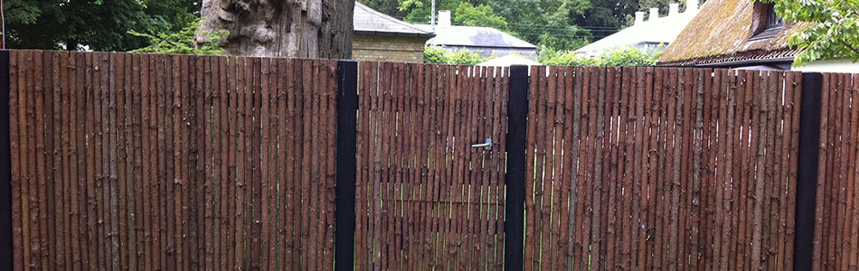 Lodret raftehegn med bark